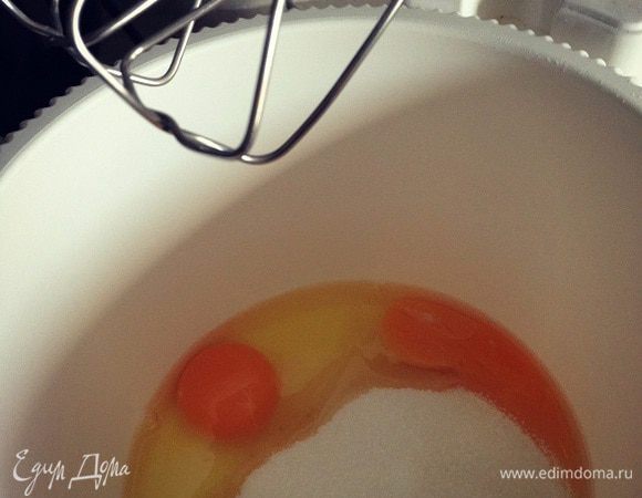 Теперь займемся тестом, в миску разобьем яйца и высыпать сахар. 