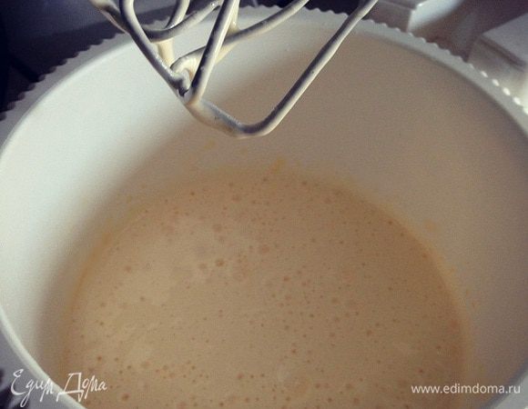 Взбить миксером до полного растворения сахара. 