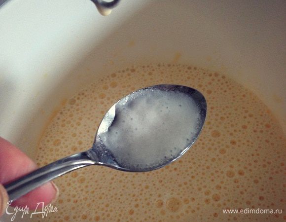 В яично-сахарную массу погасить соду уксусом, добавляем разрыхрытель и ванильный сахар. 