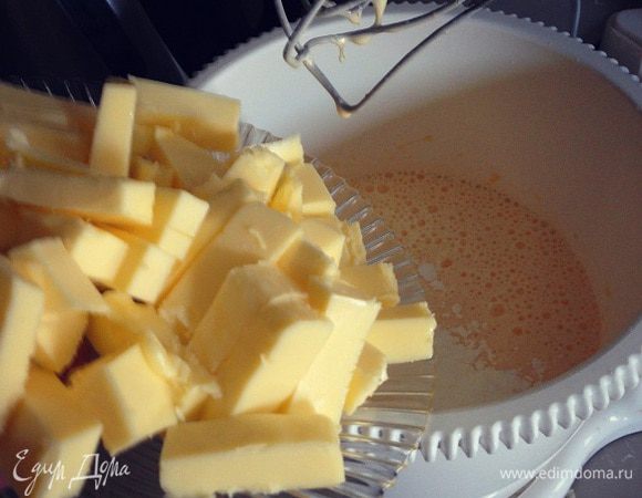 Сюда же размягченное масло. 