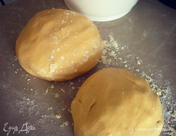 Добавить муку и замесить эластичное мягкое тесто, разделить пополам, одну часть пока убрать в холодильник. 