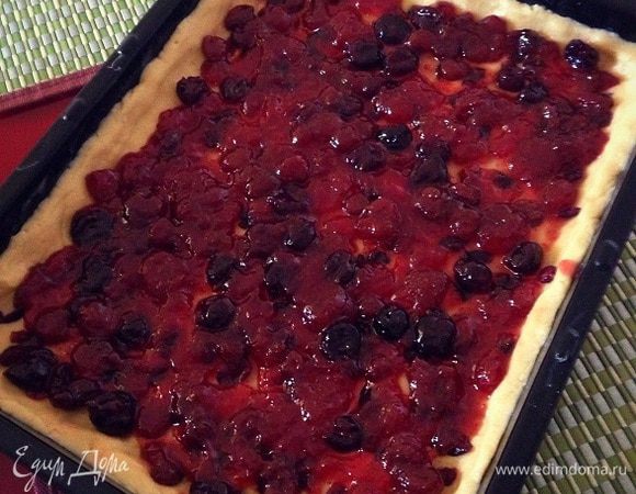 Выложить на тесто варенье и равномерно распределить,у меня варенье из клубники и черешни, на самом деле начинка может быть любой,все что вашей душе угодно, экспериментируйте и каждый раз вкус пирога будет разным))) 