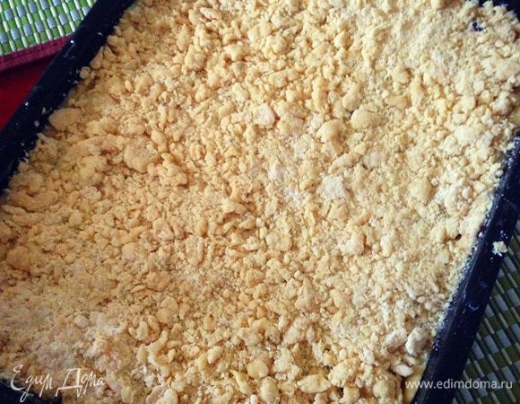 Посыпаем наш пирог равномерно по всей поверхности крошкой и орешками. 