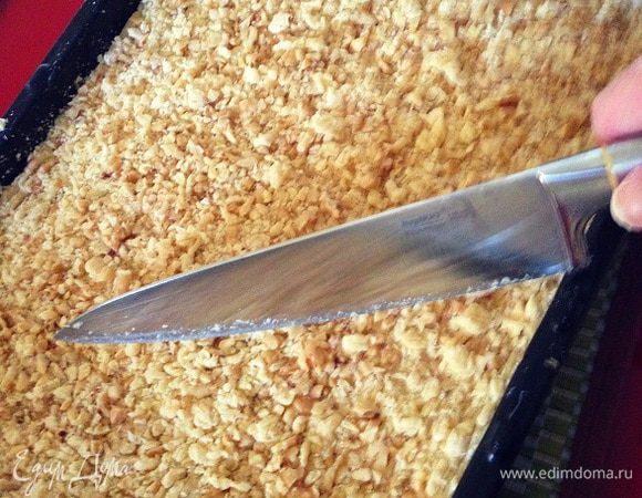 Ну а теперь внимание - ответ на наш вопрос почему же он рубленый, берем большой столовый нож и как бы слегка рубим верхний слой пирога в разных направлениях. 