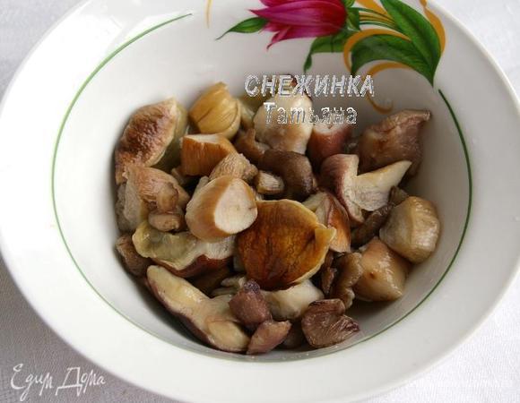 Подготовим грибы. Предварительно их чистим, моем, нарезаем крупными кусками, заливаем кипятком, оставляем до остывания. Затем воду сцеживаем, грибы промываем и варим минут 10-15 в чистой подсоленной воде. Остужаем, нарезаем небольшими кусочками.