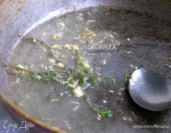 На сковороде разогреваем оливковое масло. Чеснок чистим, натираем на мелкой тёрке. Отправляем в сковороду, обжариваем до лёгкой румяности. Наливаем вино, кладём веточки тимьяна и даём выпариться пару минут.