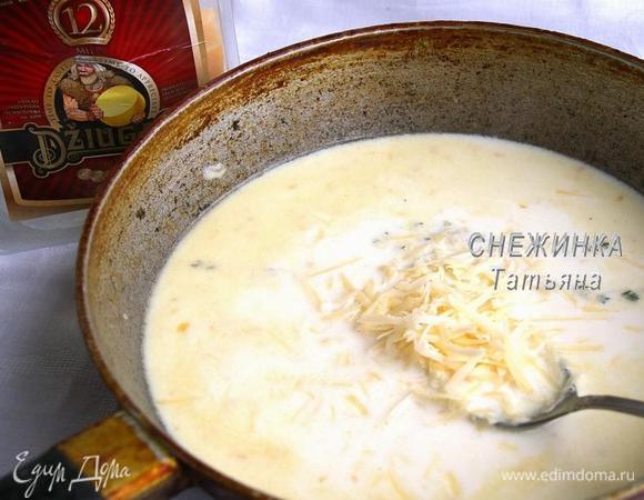 В это время натираем на крупной тёрке сыр Джюгас. В сковороду наливаем вначале сливки, прогреваем, затем кладём сыр и доводим, помешивая, соус до кипения. Веточки тимьяна вынимаем. Пробуем на соль, по необходимости подсаливаем (мне не понадобилось). Перчим.