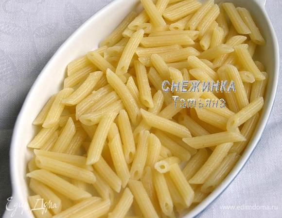 Пасту пенне отвариваем в подсоленной воде до состояния аль-денте. Откидываем на дуршлаг. В форму для запекания выкладываем половину отваренной пасты.