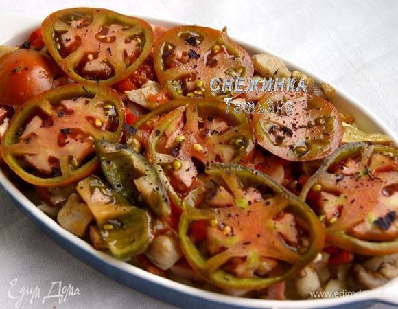 Поливаем её половиной соуса, так, чтобы он полностью покрыл пасту. Распределяем грибную составляющую. Затем кладём измельчённые вяленые томаты. Сверху – кружочки помидора, которые присыпаем сухим (или свежим) базиликом.