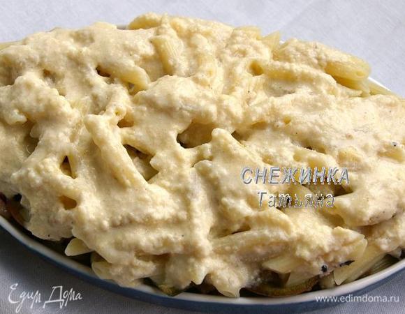 Теперь распределяем втору половину пасты и оставшийся соус. Важно, чтобы соус покрыл всю пасту, иначе она после запекания подсохнет.