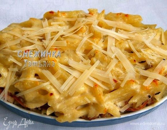 Ставим запекаться в разогретую до 190С духовку на 20 минут. Горячую запеканку присыпаем хлопьями сыра Джюгас.