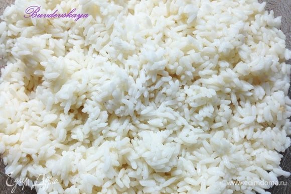 Рис промыть и отварить до готовности (с солью). По желанию добавить кусочек сливочного масла, чтобы рис был более рассыпчатым.