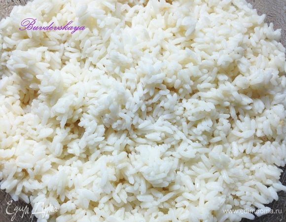 Рис промыть и отварить до готовности (с солью). По желанию добавить кусочек сливочного масла, чтобы рис был более рассыпчатым.