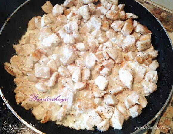 Куриное филе нарезать небольшими кубиками (примерно 1 см × 1 см) и обжарить на растительном масле до образования первой золотистой корочки. Посолить, поперчить, добавить 100 мл сливок и тушить 2 минуты. Снять курицу с огня.
