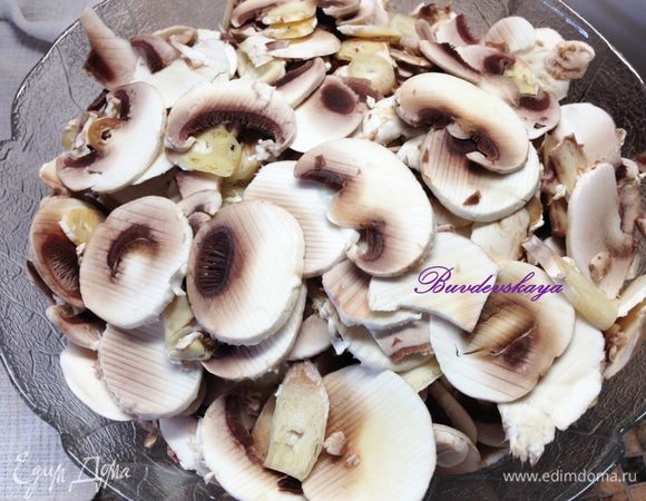 Грибы вымыть, обсушить и нарезать ломтиками. 