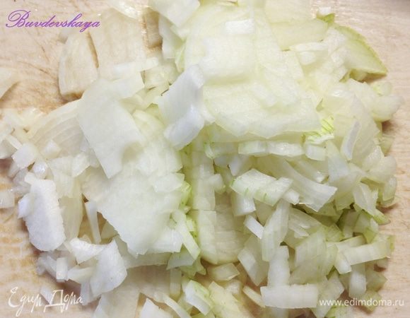 Луковицу вымыть, почистить и мелко нарезать.