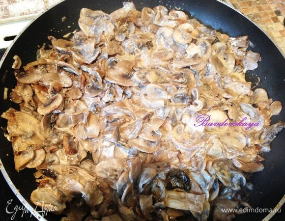 Грибы вместе с луком обжарить на растительном масле. Когда влага выпарится, посолить поперчить и добавить оставшиеся сливки. Тушить 2 минуты и снять с огня.