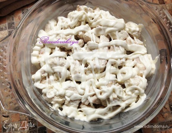 На рис выложить курицу и разровнять. Курицу слегка смазать майонезом. Если не любите майонез или хотите «облегчить» блюдо, то этот шаг можно пропустить.
