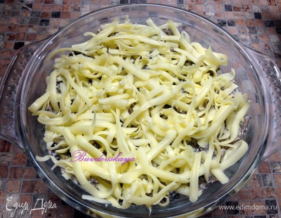 Сыр натереть на крупной терке. И посыпать сверху на грибы. Поставить запекаться в предварительно разогретую духовку до 200 градусов минут на 15-20 до образования золотистой корочки. ENJOY ! 