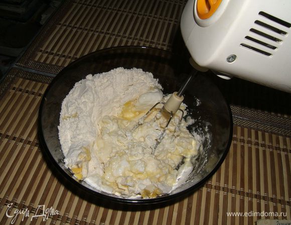 Маргарин порубить ножом, смешать в миске муку, творог, маргарин, яйцо до однородной массы. 