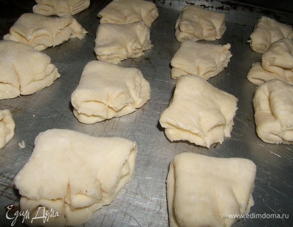 Сложить пополам, потом ещё раз пополам, сделать ножом 2 надреза по краю. 