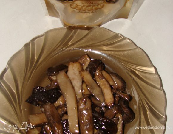 Мелкие свежие подберезовики, очистить, порезать вдоль пополам. Обжарить до готовности на растительном масле. Посолить, поперчить.