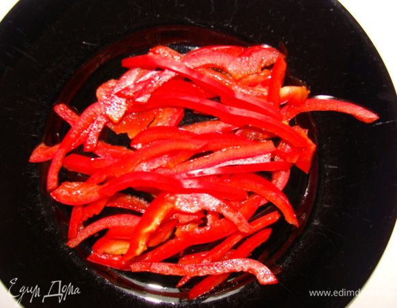 Перец очистить, порезать тонкими полосками, обжарить на оливковом масле на сильном огне до полуготовности, чтобы остался хрустящим.