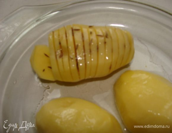 Картофель очистить. Я сделала две разные порции. Для одной порции, картофель порезала веером и посыпала тмином между косочков. Для другой прции, картофель просто разрезала пополам. Сверху полить оливковым маслом посыпать солью и поставить запекать до готовности.