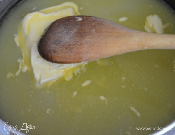 Для теста:
В ковшике смешать сахар, молоко, масло/маргарин и растопить на медленном огне. 2 Добавить мед и убрать с огня. 
