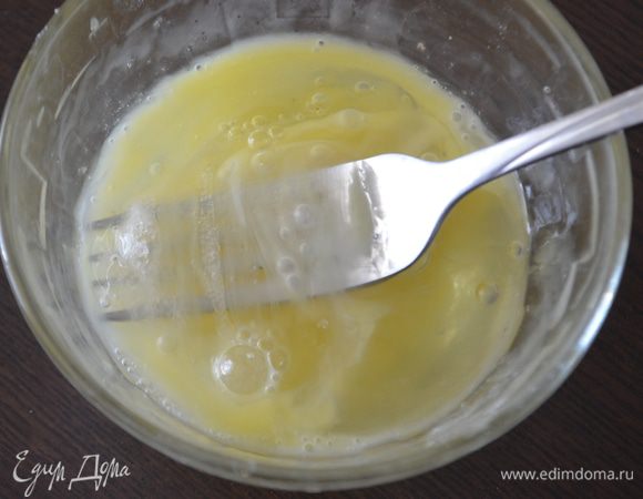 Яйцо взбить с солью вилочкой и ввести в молочно-масляную смесь, размешать. 
