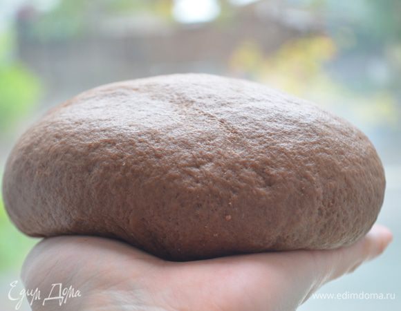 Скатываем вот в такой шар, заворачиваем в пленку и убираем в холодильник на 1-2 часа.