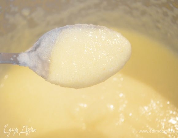 Делаем крем: в кастрюлю влить молоко, как только оно начнет закипать посолить его и всыпать манку. Размешать и варить на очень медленном огне примерно 20 минут, пока не сварится средняя по густоте манка. 