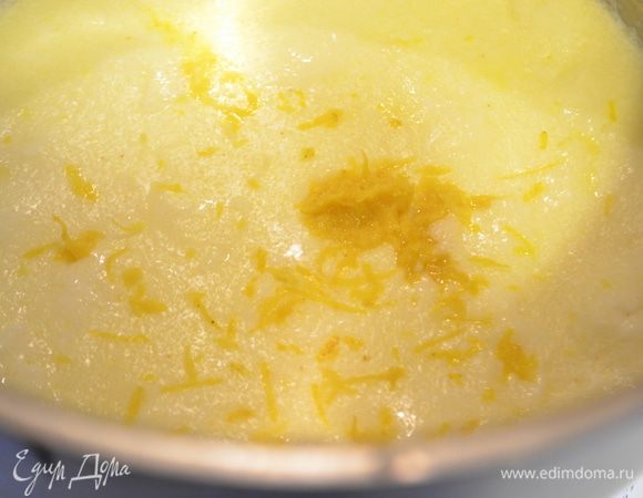 Натереть цедру лимона в манку и добавить 2 ст. ложки лимонного сока. 