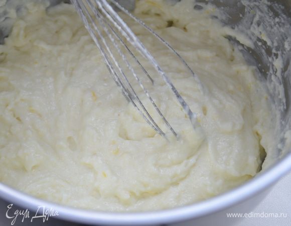 Манку остудить под пленкой. Взбить миксером в пышную массу.