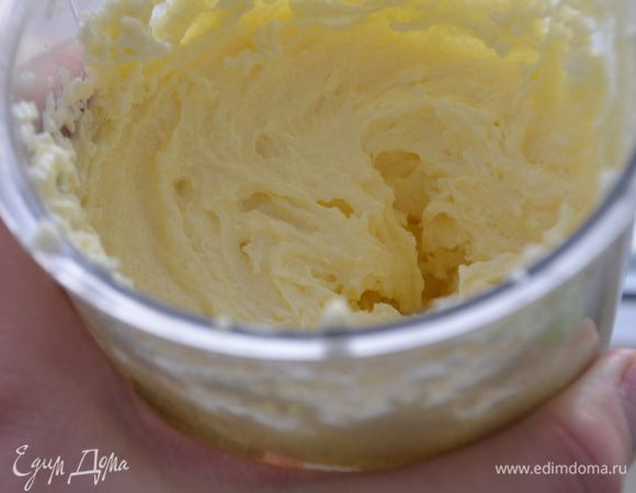 Мягкое сливочное масло взбить до бела с сахаром и каплей ванильного экстракта, смешать с манкой и еще раз взбить. Крем готов. Убрать в холодильник на 30 минут.