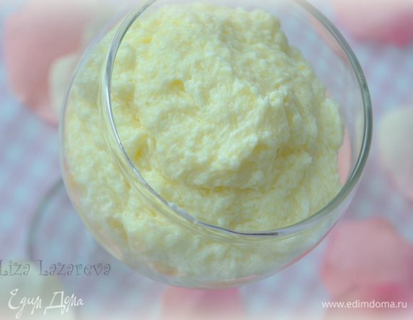 вот крем! Я сразу обращусь к скептикам и нелюбителям масляного крема - этот крем исключение из правила - он очень воздушный, нежный какой то! С легким лимонным ароматом! 