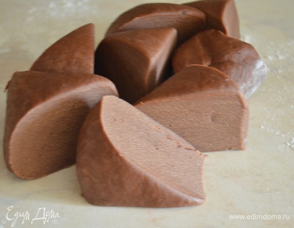 Достаем наше тесто и режем на 6-7 кусков! В е зависит от размера торта. Я обрезала по маленькой тарелке 18 см - получилось 7 коржей. 