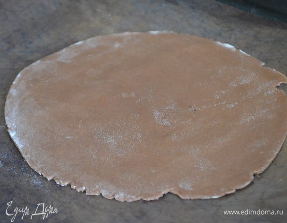 Каждый кусочек раскатываем в очень тонкий круг, накалываем вилкой и выпекаем на пергаменте 5 минут при 200 гр. 