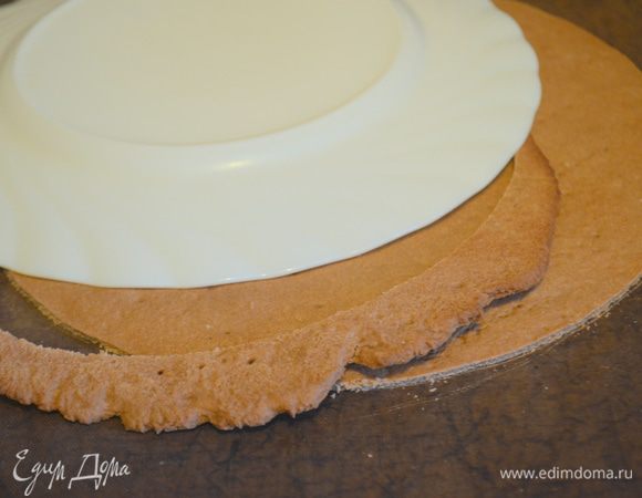 Достаем корж и сразу обрезаем его по тарелке, остатки не выкидываем! 