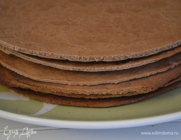 Таким образом, делаем все коржи, складываем их стопочкой и остужаем! 
