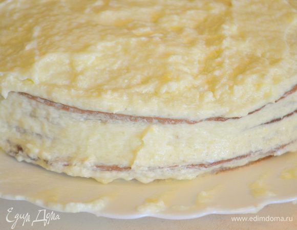 Обильно промазываем все коржи кремом – один оставляем для оформления. Верх торта и бока обмазываем кремом также.