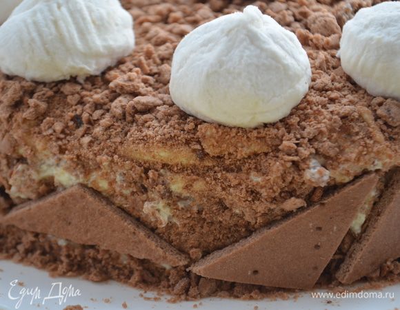 Оставшийся корж и обрезки измельчить в блендере, обсыпать ими бока и верх торта. Украсить по желанию: у меня зефирки и кусочки коржа. 