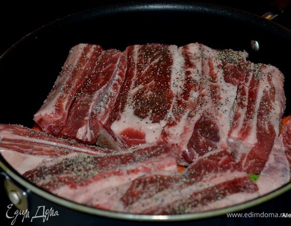 Ребра посолить и поперчить, выложить поверх овощей.