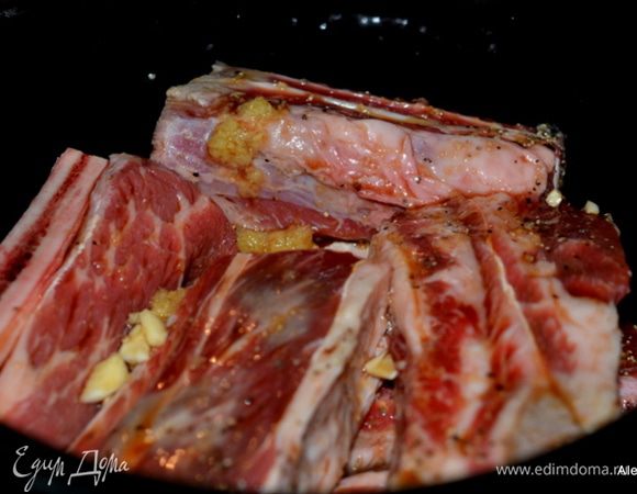 Смешать отдельно: 
1/2 cтак.говяжий бульон,
1/3 cтак. вино Херес,
1/4 стак. соевый соус,
3 стол.л мед жидкий,
1 стол. рисовый уксус,
1 стол.л имбирь на терке,
3 дольки чеснока, порубить.
Вылить поверх говяжьих бедрышек.  Закрыть крышкой и поставить на медленную варку 8 часов или 4 часа быстрая.