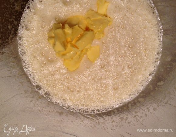 Добавить размягченное сливочное масло, молоко и перемешать