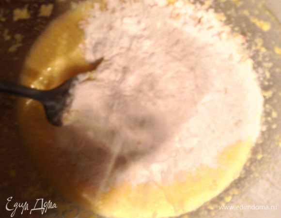 Всыпать овсяные хлопья, муку, разрыхлитель, соль и замесить мягкое тесто. Добавить клюкву и хорошо вымешивать в течение 10 минут. Дать тесту немного отдохнуть.