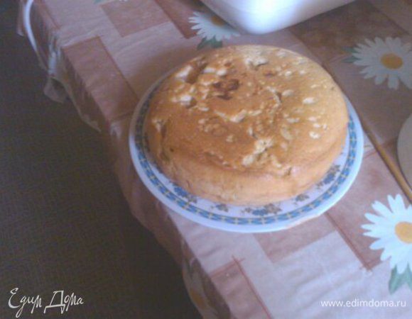 Яйца с сахаром взбить до увеличения объема в 3 раза. Затем всыпать просеянную муку с разрыхлителем, не прекращая взбивать.