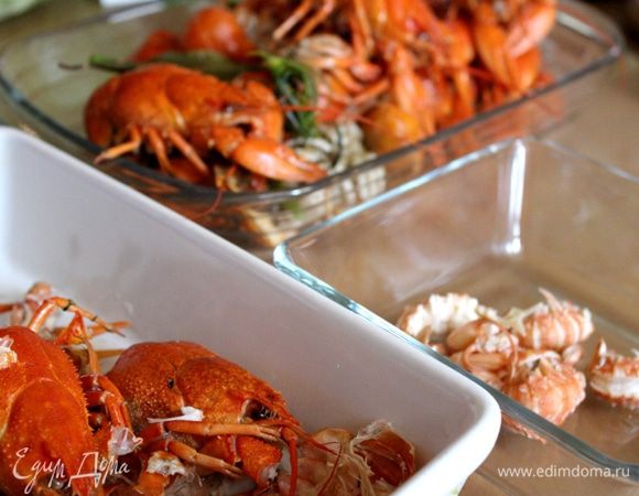 Из хвостов и клешней раков извлечь мясо. Из мяса хвостов удалить кишечник. Панцири разрезать кухонными ножницами на более мелкие куски. 