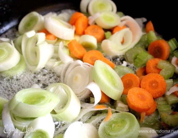 Очистить овощи и нарезать их произвольно.