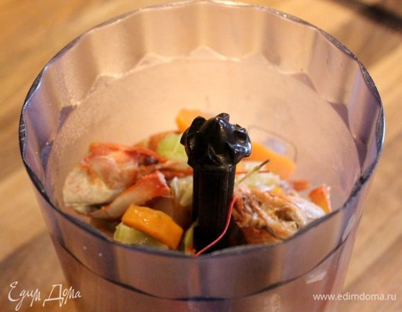 Теперь самое интересное! В блендере измельчить содержимое сковороды. Удобнее это делать частями. В блендер поместить овощи и панцири и хорошо взбить до почти-пюре. Часть панцирей останется не размолотой, поэтому можно добавить немного бульона и опять включить блендер. 